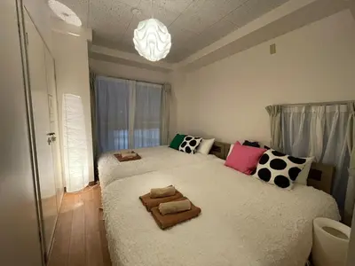 a bedroom with a large bed with pillows on it at \u30a2\u30f3\u30c9\u30b9\u30c6\u30a4\u6c38\u798f3\u4e01\u76ee301 in Tokyo