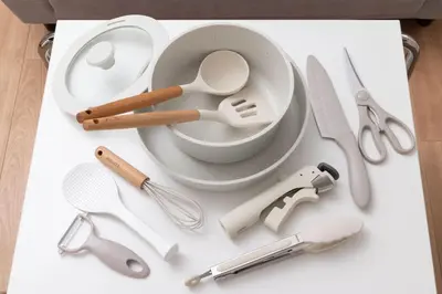 a bunch of kitchen utensils sitting on a table at \u30a2\u30f3\u30c9\u30b9\u30c6\u30a4\u6c38\u798f3\u4e01\u76ee301 in Tokyo