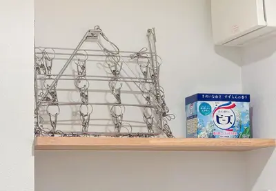 a shelf with a wire basket and a box on it at trias815 \u5e73\u548c\u5cf6102\u53f7\u5ba4 in Tokyo