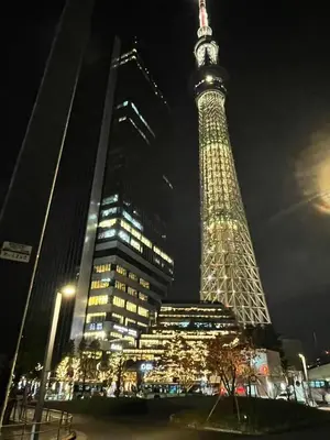 a tall tower lit up at night with buildings at \u6d45\u8349 \u30b9\u30ab\u30a4\u30c4\u30ea\u30fc\u570f10\u5206 \u4ea4\u901a\u81f3\u4fbf \u6d45\u8349\u5bfa\u89b3\u5149 \u53cc\u9b5a\u306e\u5bbf \u4eac\u5cf6 in Tokyo