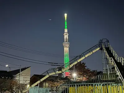 a tower with a green light on it at night at \u6d45\u8349 \u30b9\u30ab\u30a4\u30c4\u30ea\u30fc\u570f10\u5206 \u4ea4\u901a\u81f3\u4fbf \u6d45\u8349\u5bfa\u89b3\u5149 \u53cc\u9b5a\u306e\u5bbf \u4eac\u5cf6 in Tokyo