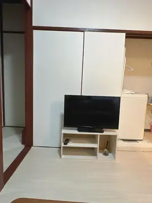 a tv sitting on a stand in a living room at \u6d45\u8349 \u30b9\u30ab\u30a4\u30c4\u30ea\u30fc\u570f10\u5206 \u4ea4\u901a\u81f3\u4fbf \u6d45\u8349\u5bfa\u89b3\u5149 \u53cc\u9b5a\u306e\u5bbf \u4eac\u5cf6 in Tokyo