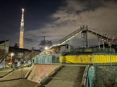 a skateboard ramp with the eiffel tower in the background at \u6d45\u8349 \u30b9\u30ab\u30a4\u30c4\u30ea\u30fc\u570f10\u5206 \u4ea4\u901a\u81f3\u4fbf \u6d45\u8349\u5bfa\u89b3\u5149 \u53cc\u9b5a\u306e\u5bbf \u4eac\u5cf6 in Tokyo