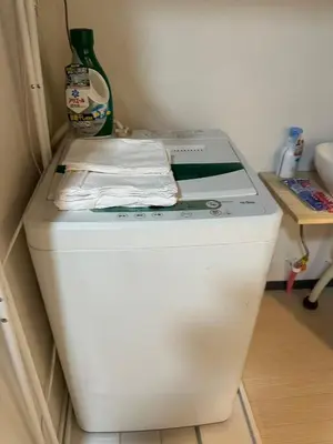 a white refrigerator in a corner of a room at \u6d45\u8349 \u30b9\u30ab\u30a4\u30c4\u30ea\u30fc\u570f10\u5206 \u4ea4\u901a\u81f3\u4fbf \u6d45\u8349\u5bfa\u89b3\u5149 \u53cc\u9b5a\u306e\u5bbf \u4eac\u5cf6 in Tokyo