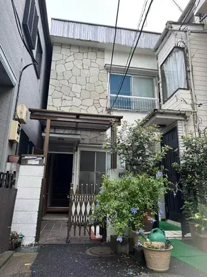 a house with a porch with a fence and some plants at \u53cc\u9b5a\u306e\u5bbf\u6c60\u888b in Tokyo