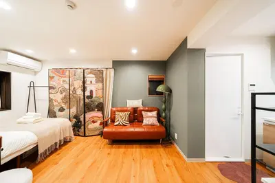 a bedroom with a bed and a chair in a room at A1 Shibuya , 1 room, 7 mins to ST Max 2P \u6e0b\u8c37\u5168\u65b0\u88c5\u4fee \u4ea4\u901a\u4e2d\u5fc3 \u8f66\u7ad97\u5206\u949f \u6700\u59272\u4eba \u76f4\u8fbe\u65b0\u5bbf \u6d89\u8c37 \u8868\u53c2\u9053 \u54c1\u5ddd \u6c60\u888b \u4e0a\u91ce \u4ee3\u4ee3\u6728 \u94f6\u5ea7 \u539f\u5bbf in Tokyo