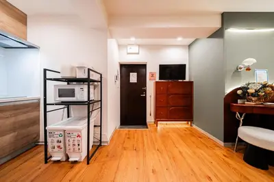 a living room with a microwave on a shelf at A1 Shibuya , 1 room, 7 mins to ST Max 2P \u6e0b\u8c37\u5168\u65b0\u88c5\u4fee \u4ea4\u901a\u4e2d\u5fc3 \u8f66\u7ad97\u5206\u949f \u6700\u59272\u4eba \u76f4\u8fbe\u65b0\u5bbf \u6d89\u8c37 \u8868\u53c2\u9053 \u54c1\u5ddd \u6c60\u888b \u4e0a\u91ce \u4ee3\u4ee3\u6728 \u94f6\u5ea7 \u539f\u5bbf in Tokyo