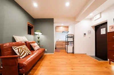 a living room with a brown leather couch at A1 Shibuya , 1 room, 7 mins to ST Max 2P \u6e0b\u8c37\u5168\u65b0\u88c5\u4fee \u4ea4\u901a\u4e2d\u5fc3 \u8f66\u7ad97\u5206\u949f \u6700\u59272\u4eba \u76f4\u8fbe\u65b0\u5bbf \u6d89\u8c37 \u8868\u53c2\u9053 \u54c1\u5ddd \u6c60\u888b \u4e0a\u91ce \u4ee3\u4ee3\u6728 \u94f6\u5ea7 \u539f\u5bbf in Tokyo