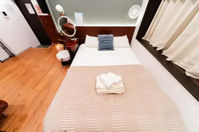 a bedroom with two beds with towels on it at A1 Shibuya , 1 room, 7 mins to ST Max 2P \u6e0b\u8c37\u5168\u65b0\u88c5\u4fee \u4ea4\u901a\u4e2d\u5fc3 \u8f66\u7ad97\u5206\u949f \u6700\u59272\u4eba \u76f4\u8fbe\u65b0\u5bbf \u6d89\u8c37 \u8868\u53c2\u9053 \u54c1\u5ddd \u6c60\u888b \u4e0a\u91ce \u4ee3\u4ee3\u6728 \u94f6\u5ea7 \u539f\u5bbf in Tokyo