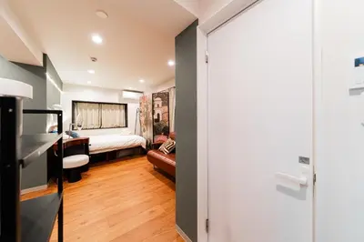 a bedroom with a bed and a couch in a room at A1 Shibuya , 1 room, 7 mins to ST Max 2P \u6e0b\u8c37\u5168\u65b0\u88c5\u4fee \u4ea4\u901a\u4e2d\u5fc3 \u8f66\u7ad97\u5206\u949f \u6700\u59272\u4eba \u76f4\u8fbe\u65b0\u5bbf \u6d89\u8c37 \u8868\u53c2\u9053 \u54c1\u5ddd \u6c60\u888b \u4e0a\u91ce \u4ee3\u4ee3\u6728 \u94f6\u5ea7 \u539f\u5bbf in Tokyo