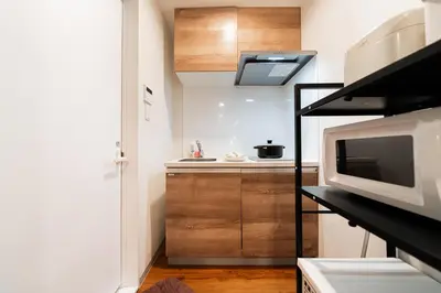 a small kitchen with a microwave and a sink at A1 Shibuya , 1 room, 7 mins to ST Max 2P \u6e0b\u8c37\u5168\u65b0\u88c5\u4fee \u4ea4\u901a\u4e2d\u5fc3 \u8f66\u7ad97\u5206\u949f \u6700\u59272\u4eba \u76f4\u8fbe\u65b0\u5bbf \u6d89\u8c37 \u8868\u53c2\u9053 \u54c1\u5ddd \u6c60\u888b \u4e0a\u91ce \u4ee3\u4ee3\u6728 \u94f6\u5ea7 \u539f\u5bbf in Tokyo