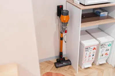 a vacuum cleaner in a corner of a room at A2 Shibuya, 2 bedrooms and 1 living room, 7 mins to ST Max 4P \u6e0b\u8c37\u5168\u65b0\u88c5\u4fee \u4e24\u5ba4\u4e00\u5385 \u4ea4\u901a\u4e2d\u5fc3 \u8f66\u7ad97\u5206\u949f \u6700\u59274\u4eba \u76f4\u8fbe\u65b0\u5bbf \u6d89\u8c37 \u8868\u53c2\u9053 \u54c1\u5ddd \u6c60\u888b \u4e0a\u91ce \u4ee3\u4ee3\u6728 \u94f6\u5ea7 \u539f\u5bbf in Tokyo