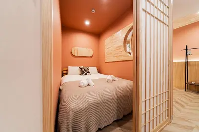 a bedroom with a bed with two stuffed animals on it at A2 Shibuya, 2 bedrooms and 1 living room, 7 mins to ST Max 4P \u6e0b\u8c37\u5168\u65b0\u88c5\u4fee \u4e24\u5ba4\u4e00\u5385 \u4ea4\u901a\u4e2d\u5fc3 \u8f66\u7ad97\u5206\u949f \u6700\u59274\u4eba \u76f4\u8fbe\u65b0\u5bbf \u6d89\u8c37 \u8868\u53c2\u9053 \u54c1\u5ddd \u6c60\u888b \u4e0a\u91ce \u4ee3\u4ee3\u6728 \u94f6\u5ea7 \u539f\u5bbf in Tokyo