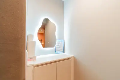 a dressing room with a mirror on the wall at A2 Shibuya, 2 bedrooms and 1 living room, 7 mins to ST Max 4P \u6e0b\u8c37\u5168\u65b0\u88c5\u4fee \u4e24\u5ba4\u4e00\u5385 \u4ea4\u901a\u4e2d\u5fc3 \u8f66\u7ad97\u5206\u949f \u6700\u59274\u4eba \u76f4\u8fbe\u65b0\u5bbf \u6d89\u8c37 \u8868\u53c2\u9053 \u54c1\u5ddd \u6c60\u888b \u4e0a\u91ce \u4ee3\u4ee3\u6728 \u94f6\u5ea7 \u539f\u5bbf in Tokyo