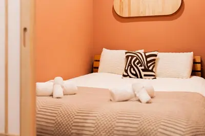 a bedroom with a bed with white sheets and pillows at A2 Shibuya, 2 bedrooms and 1 living room, 7 mins to ST Max 4P \u6e0b\u8c37\u5168\u65b0\u88c5\u4fee \u4e24\u5ba4\u4e00\u5385 \u4ea4\u901a\u4e2d\u5fc3 \u8f66\u7ad97\u5206\u949f \u6700\u59274\u4eba \u76f4\u8fbe\u65b0\u5bbf \u6d89\u8c37 \u8868\u53c2\u9053 \u54c1\u5ddd \u6c60\u888b \u4e0a\u91ce \u4ee3\u4ee3\u6728 \u94f6\u5ea7 \u539f\u5bbf in Tokyo