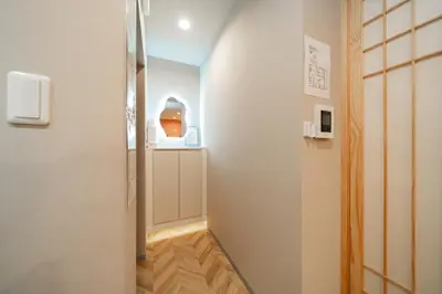 a small hallway with a door to a room at A2 Shibuya, 2 bedrooms and 1 living room, 7 mins to ST Max 4P \u6e0b\u8c37\u5168\u65b0\u88c5\u4fee \u4e24\u5ba4\u4e00\u5385 \u4ea4\u901a\u4e2d\u5fc3 \u8f66\u7ad97\u5206\u949f \u6700\u59274\u4eba \u76f4\u8fbe\u65b0\u5bbf \u6d89\u8c37 \u8868\u53c2\u9053 \u54c1\u5ddd \u6c60\u888b \u4e0a\u91ce \u4ee3\u4ee3\u6728 \u94f6\u5ea7 \u539f\u5bbf in Tokyo
