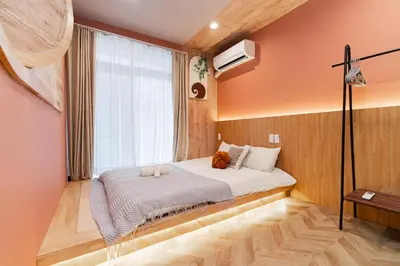 a bedroom with a bed and a window at A2 Shibuya, 2 bedrooms and 1 living room, 7 mins to ST Max 4P \u6e0b\u8c37\u5168\u65b0\u88c5\u4fee \u4e24\u5ba4\u4e00\u5385 \u4ea4\u901a\u4e2d\u5fc3 \u8f66\u7ad97\u5206\u949f \u6700\u59274\u4eba \u76f4\u8fbe\u65b0\u5bbf \u6d89\u8c37 \u8868\u53c2\u9053 \u54c1\u5ddd \u6c60\u888b \u4e0a\u91ce \u4ee3\u4ee3\u6728 \u94f6\u5ea7 \u539f\u5bbf in Tokyo