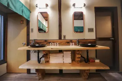 a bathroom with a sink and a large mirror at \u6771\u4eac\u4e0b\u753a\u751f\u6d3b in Tokyo