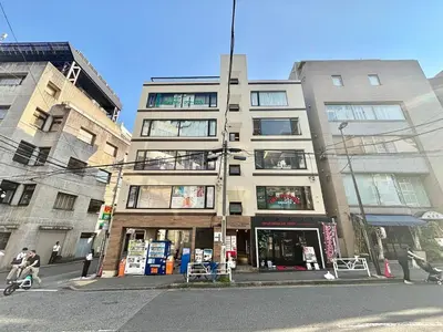 a tall building on the corner of a street at dir\u6075\u6bd4\u5bff\u897f2\u4e01\u76ee5a in Tokyo