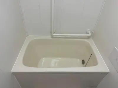 a white bath tub in a white wall at 6 minutes to Shinjuku, 10 minutes to Shibuya, accommodating 6 people in Tokyo
