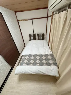 a small bedroom with a bed in a room at 6 minutes to Shinjuku, 10 minutes to Shibuya, accommodating 6 people in Tokyo