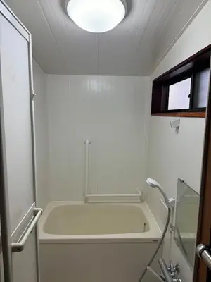 a white bathroom with a tub and a shower at 6 minutes to Shinjuku, 10 minutes to Shibuya, accommodating 6 people in Tokyo