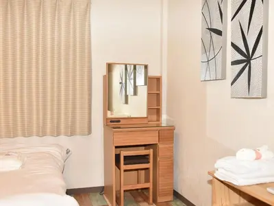 a bedroom with a vanity with a mirror and a bed at \u5bae\u5143in\u6d45\u8349\u96f7\u9580\u6d45\u8349\u5bfa\u305d\u3070\u306e\u4e00\u8ed2\u5bb6\u306e\u304a\u90e8\u5c4b1\u968e\u53c8\u306f2\u968e in Tokyo