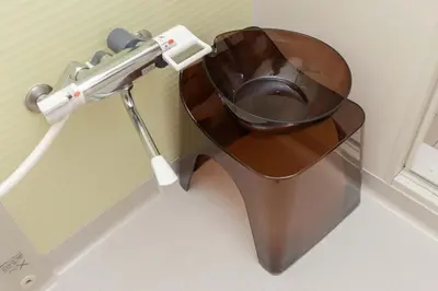 a wooden toilet in the corner of a bathroom at \u30a2\u30f3\u30c9\u30b9\u30c6\u30a4\u5927\u68ee\u4e2d102 in Tokyo