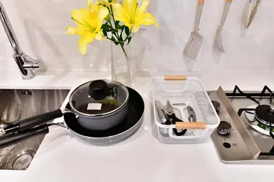 a frying pan on a stove with a vase of yellow flowers at -Grandir Shibuya- 7-minute walk to Shibuya Station in Tokyo