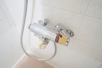a blow dryer in a shower in a bathroom at Yotsugi House \u56db\u30c4\u6728\u30cf\u30a6\u30b9 in Tokyo