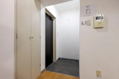 a hallway with a door leading into a room at \u30d1\u30ec\u30b0\u30ec\u30a4\u30b9 in Tokyo