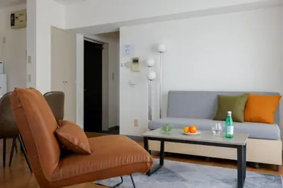 a living room with a couch and a table at \u30d1\u30ec\u30b0\u30ec\u30a4\u30b9 in Tokyo