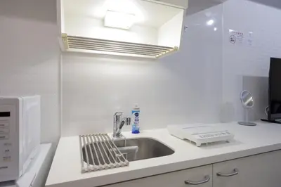 a kitchen with a sink and a microwave at \u30b9\u30de\u30fc\u30c8 ViLLA \u65d7\u306e\u53f0I\u756a\u9928 in Tokyo