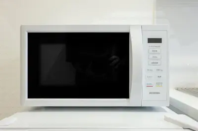 a microwave oven sitting on top of a counter at \u30b9\u30de\u30fc\u30c8 ViLLA \u65d7\u306e\u53f0I\u756a\u9928 in Tokyo