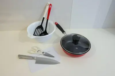 a white counter top with a black bowl and utensils at \u30b9\u30de\u30fc\u30c8 ViLLA \u65d7\u306e\u53f0I\u756a\u9928 in Tokyo