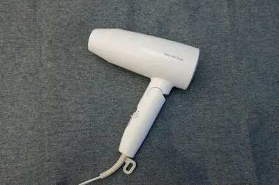 a white wii remote sitting on a table at \u30b9\u30de\u30fc\u30c8 ViLLA \u65d7\u306e\u53f0I\u756a\u9928 in Tokyo