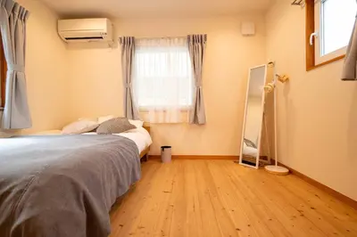 a bedroom with a bed and a window at \u3080\u304f\u306e\u5bb6 \u6d66\u5b89 in Tokyo