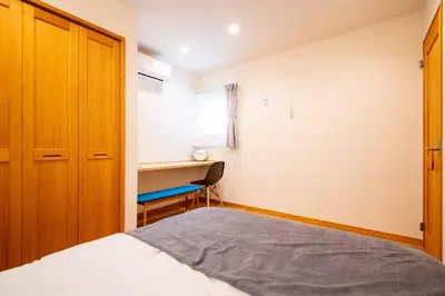 a small bedroom with a bed and a desk at \u3080\u304f\u306e\u5bb6 \u6d66\u5b89 in Tokyo