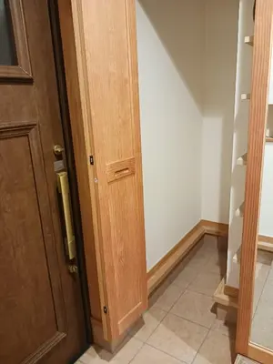 a room with a wooden door and a staircase at \u3080\u304f\u306e\u5bb6 \u6d66\u5b89 in Tokyo