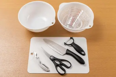 a table with a pair of scissors and a fan at \u30a2\u30f3\u30c9\u30b9\u30c6\u30a4\u9752\u62383\u4e01\u76ee in Tokyo