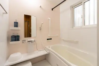 a white bathroom with a tub and a sink at \u30a2\u30f3\u30c9\u30b9\u30c6\u30a4\u9752\u62383\u4e01\u76ee in Tokyo
