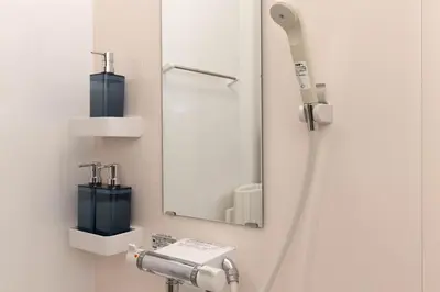 a bathroom with a mirror and a sink at \u30a2\u30f3\u30c9\u30b9\u30c6\u30a4\u9752\u62383\u4e01\u76ee in Tokyo