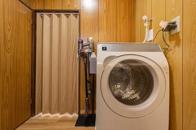 a washing machine in a corner of a room at \u30a2\u30f3\u30c9\u30b9\u30c6\u30a4\u9752\u62383\u4e01\u76ee in Tokyo