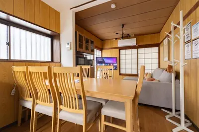 a dining room and kitchen with a table and chairs at \u30a2\u30f3\u30c9\u30b9\u30c6\u30a4\u9752\u62383\u4e01\u76ee in Tokyo