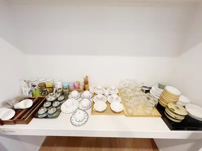 a white shelf with plates and dishes on it at \u6771\u4eac\u82b3\u83ef\u9a7f\u9986 in Tokyo