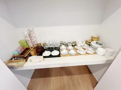 a white shelf with dishes and plates on it at \u6771\u4eac\u82b3\u83ef\u9a7f\u9986 in Tokyo