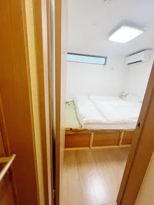 a small room with a bed and a window at \u6771\u4eac\u82b3\u83ef\u9a7f\u9986 in Tokyo