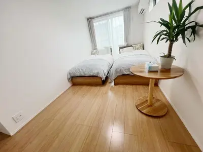 a bedroom with a bed and a table and a window at \u6771\u4eac\u82b3\u83ef\u9a7f\u9986 in Tokyo