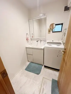 a white bathroom with a sink and a mirror at \u6771\u4eac\u82b3\u83ef\u9a7f\u9986 in Tokyo