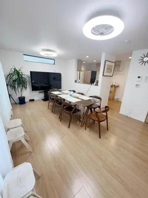 a dining room with a table and chairs in a room at \u6771\u4eac\u82b3\u83ef\u9a7f\u9986 in Tokyo